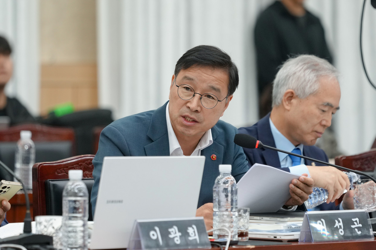 국회 행정안전위원회가 지난 23일 제주도를 상대로 진행한 국정감사에서 서귀포시를 지역구로 하는 더불어민주당 위성곤 국회의원이 오영훈 지사에게 제주대학교 서귀포 글로벌 캠퍼스 조성에 제주도가 지원을 강화해야 한다고 요구했다.