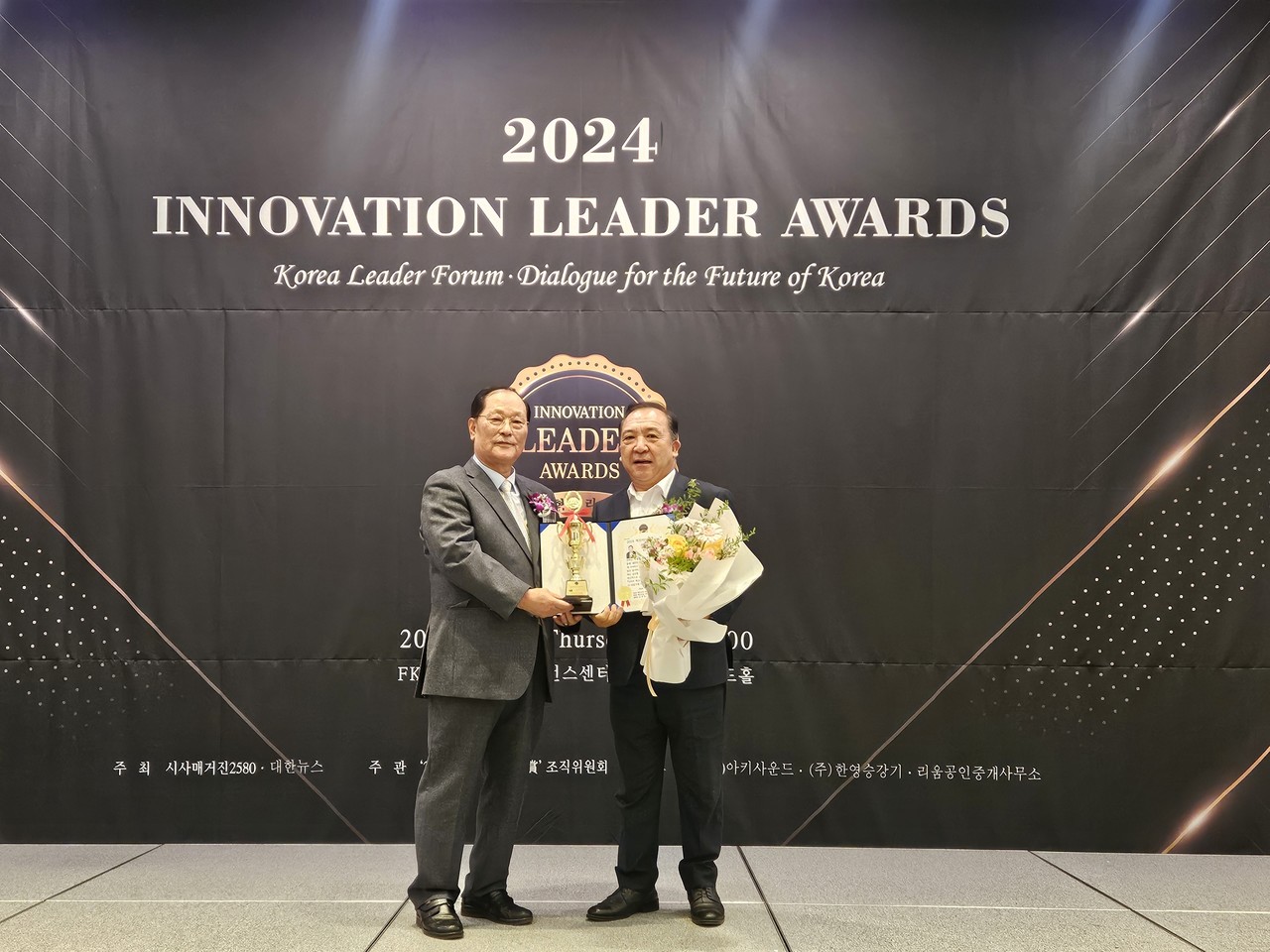 이정엽 도의원(국민의힘.대륜동)이 24일 제31회 2024 혁신 리더 대상 시상식에서 광역, 지자체 의원 의정 부문 대상을 수상했다.