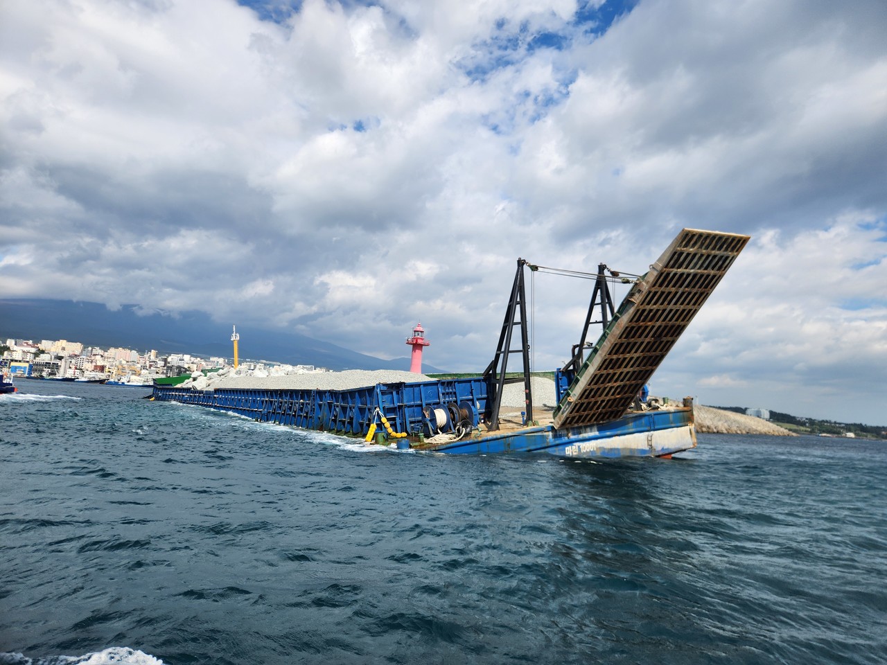 서귀포해양경찰서(서장 고성림)는 4일 오전 11시59분쯤 서귀포항 동방파제 입구에서 인천선적 부선 선박 A호(2213t, 승선원 1명)가 좌초가 의심된다는 VTS(Vessel Traffic Service, 해상교통관제)의 신고를 받고 구조 가용세력을 현장으로 급파했다.
