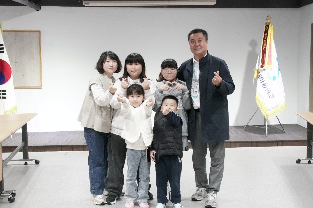 강용철씨 가족 부인 고숙희씨(41)와 혜미(13), 혜정(11), 혜진(8), 형찬(6)