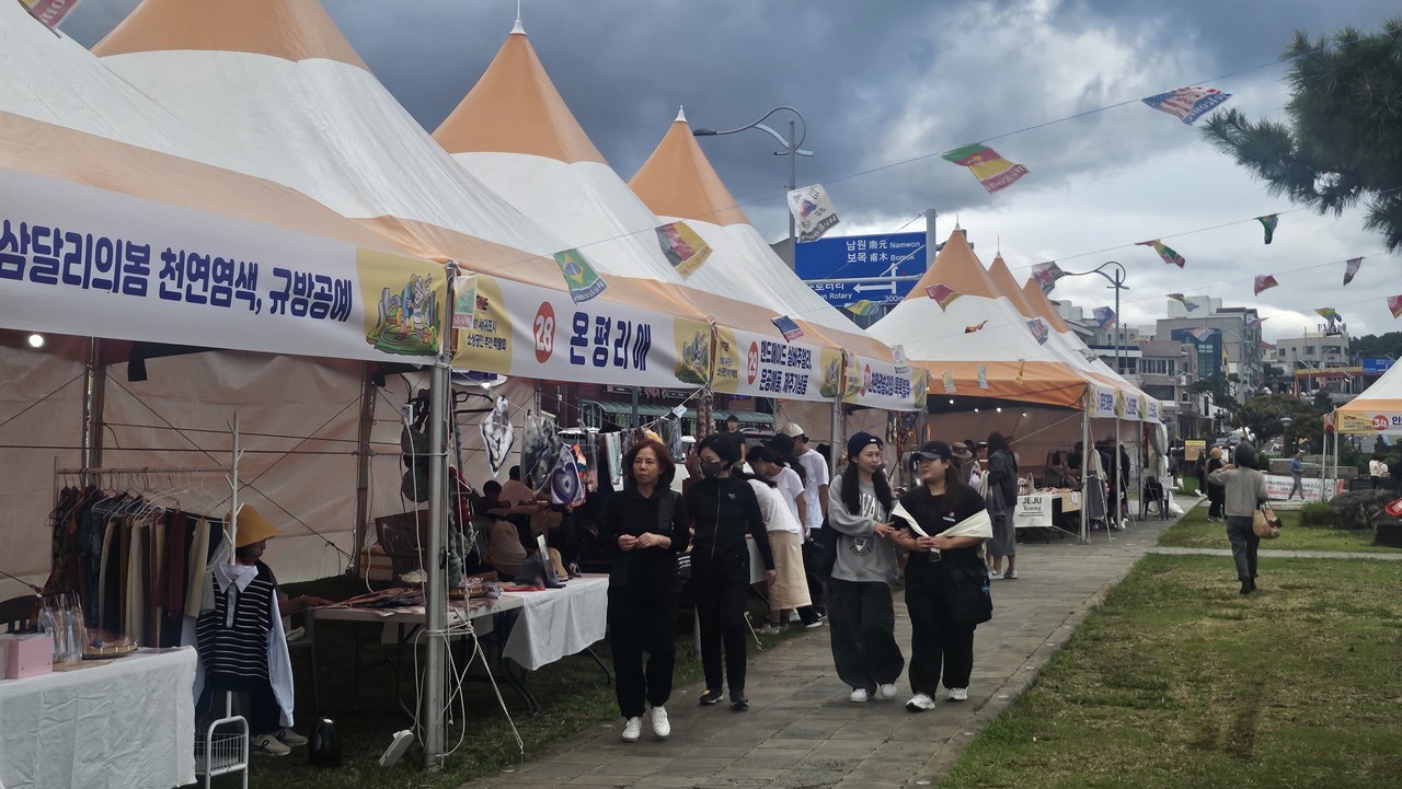 서귀포시 소상공인주간 박람에 많은 방문객들이  찾았다.