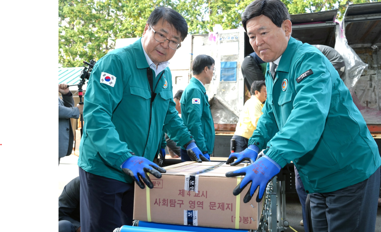 2025학년도 대학수학능력시험을 이틀 앞둔 12일 제주특별자치도교육청에서 수능시험지와 문답지가 도착해 교육청 직원들이 보관 장소로 옮기고 있다. 