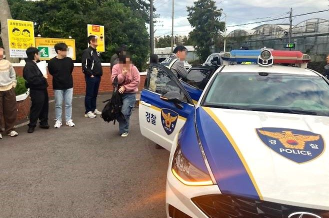수능 당일 아침 순찰차를 타고 제주시에서 서귀포시 시험장까지 도착한 수험생(사진= 제주경찰청 제공)