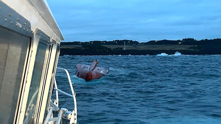 (사진) 지난 15일 서귀포시 성산읍 해상에서 어선이 전복됐다. (사진=서귀포해양경찰서 제공)