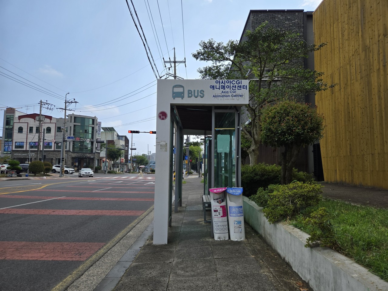 좁아지는 보행로