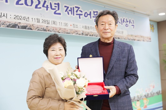 수상후 기념촬영하는 수필 부문 당선자 강서(강순희)작가와 김창홍 서귀포 신문 대표