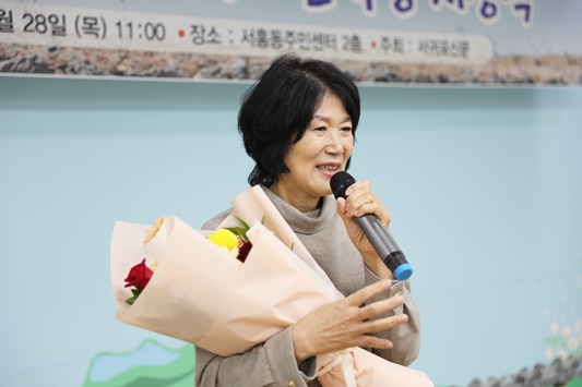 소감을 전하는 동화 부문 수상자 김도경 작가