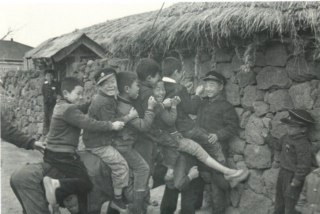 전시 사진_말타기 놀이