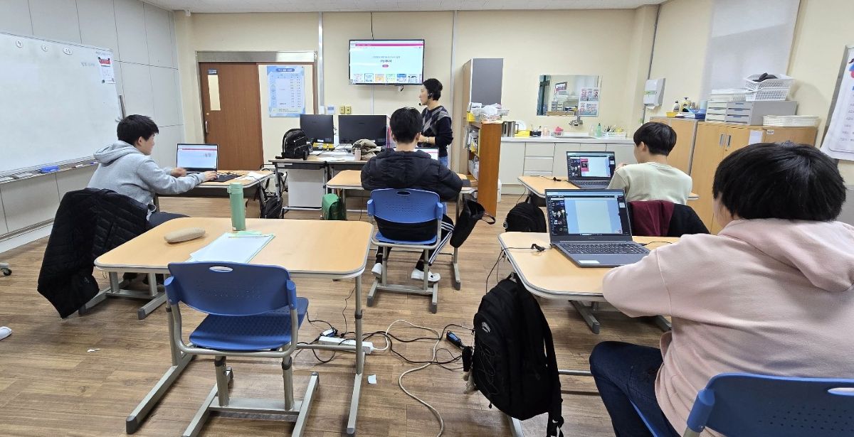 지난 11월 29일 서귀포온성학교에서 중학교 3학년 학생들이 디지털새싹 SW·AI 교육 프로그램에 참여하고 있다.