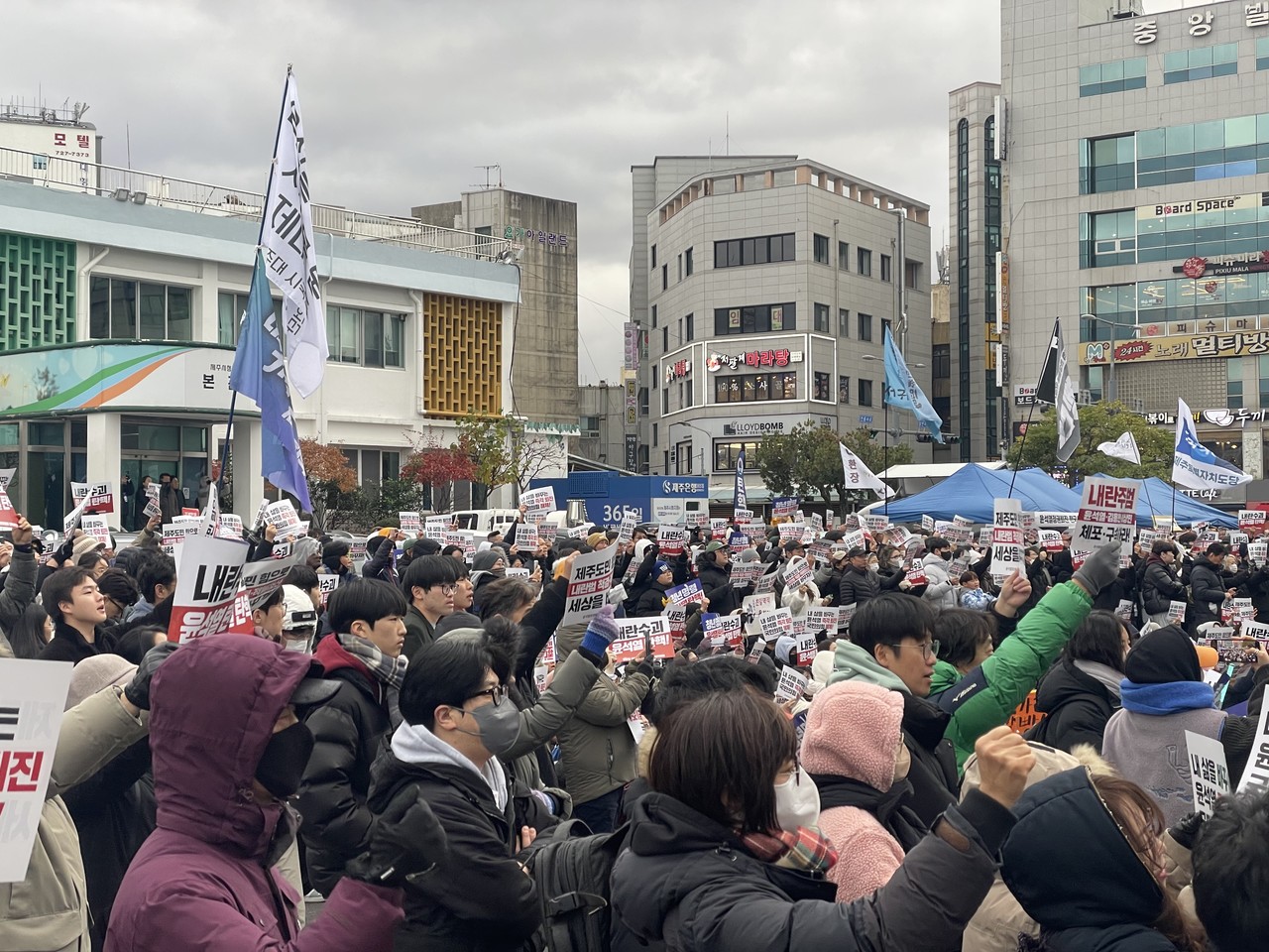 14일 제주시청 앞 도로에서 '윤 대통령 퇴진 촉구 집회'가 열린 가운데 참가한 시민들이 탄핵소추안 가결을 외치고 있다.                                                                                                           구혁탄 인턴기자