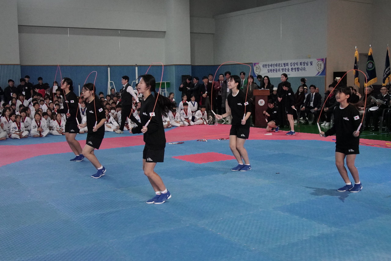 식전행사로 줄넘기 공연이 열렸다.