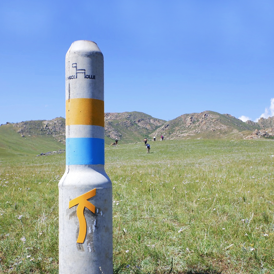 광활한 대지, 몽골올레 길을 안내하고 있는 화살표 표식기둥 