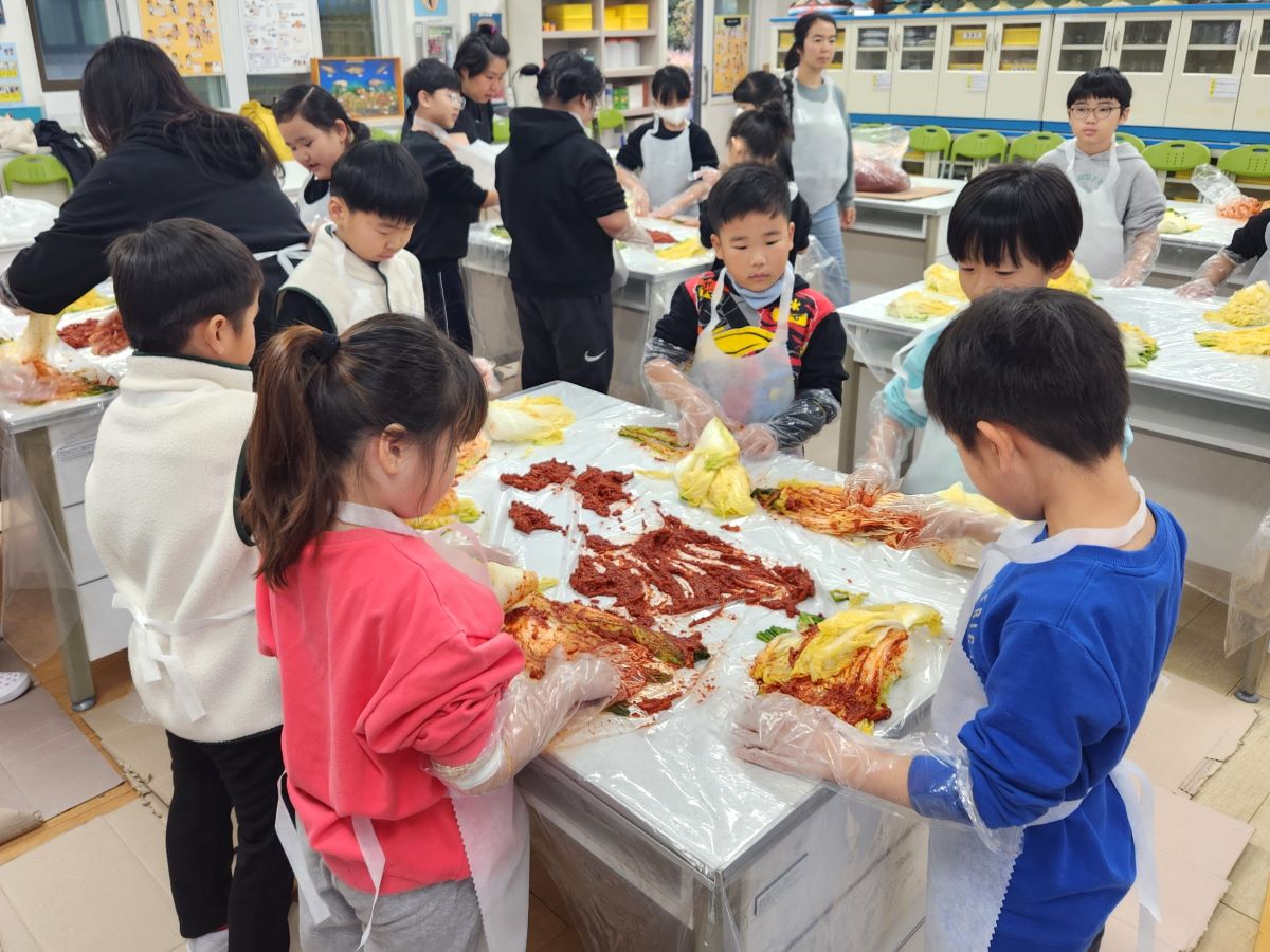 태흥초등학교(교장 오정미)는 지난 20일 과학실에서 학생과 학부모, 교직원이 참여해 교육 가족이 함께하는 김장 행사를 진행했다. 완성된 김치는 태흥1리, 2리, 3리 노인회 및 독거노인 가정에 전달해 나눔과 배려를 실천했다.