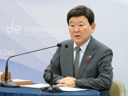 기지간담회를 진행하고 있는 김광수 교육감.