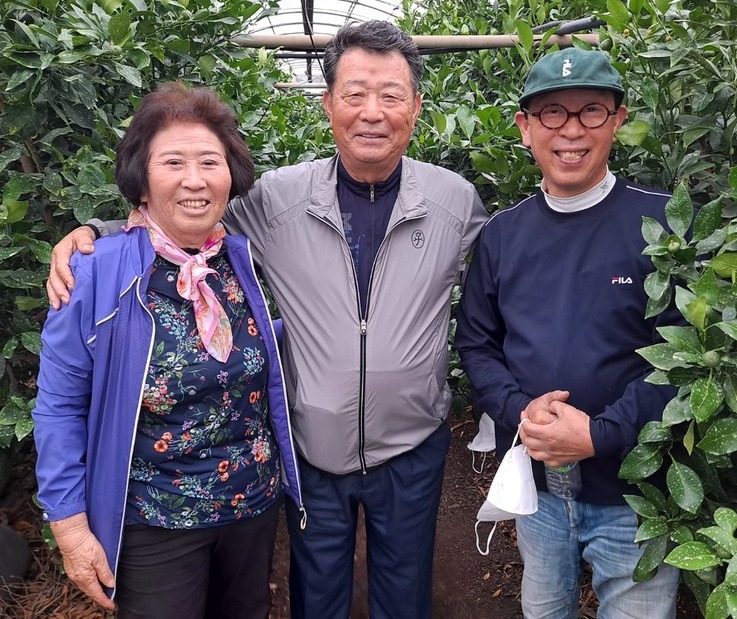 서귀포시 대정읍 상모리 출신 우명창씨(사진 가운데)와 부인 박순자씨(왼쪽), 동생 우명률씨 모습. 자료사진