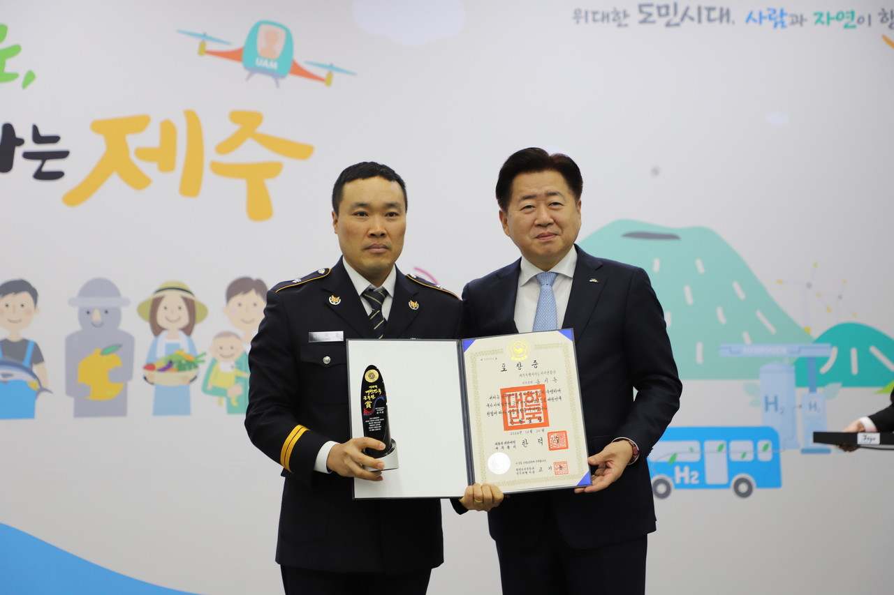 오영훈 지사(사진 오른쪽)가 3일 도청 탐라홀에서 열린 ‘2월 소통공감의 날’에 송기돈 제주도자치경찰단 경위에게 근정포장을 전수하고 기념사진을 촬영했다.