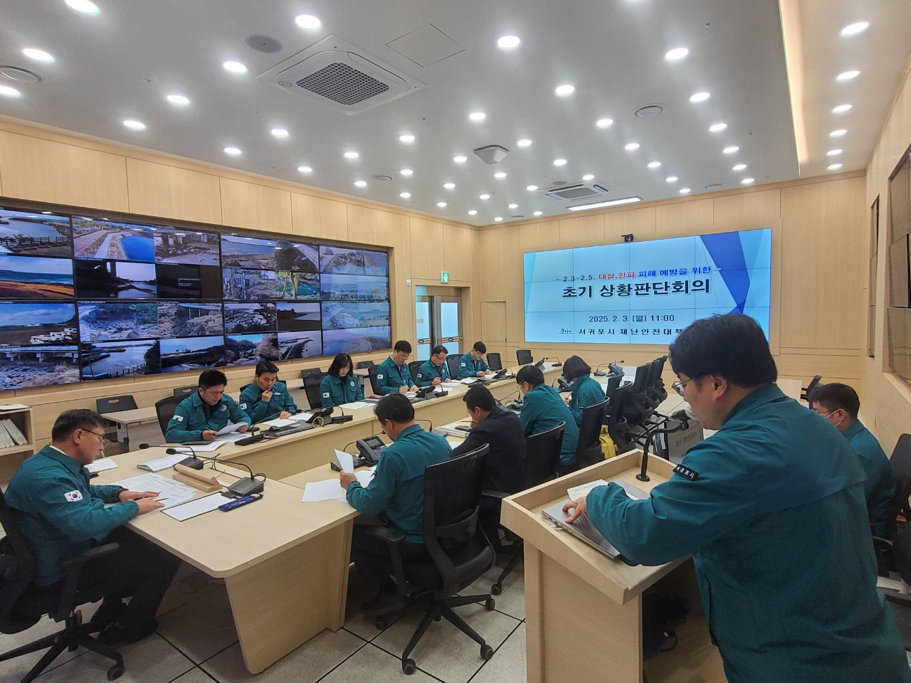 서귀포시는 3일 오전 서귀포시청 재난안전상황실에서 이날부터 오는 5일까지 많은 눈을 포함한 대설‧한파가 예상됨에 따라 대책회의를 개최했다.