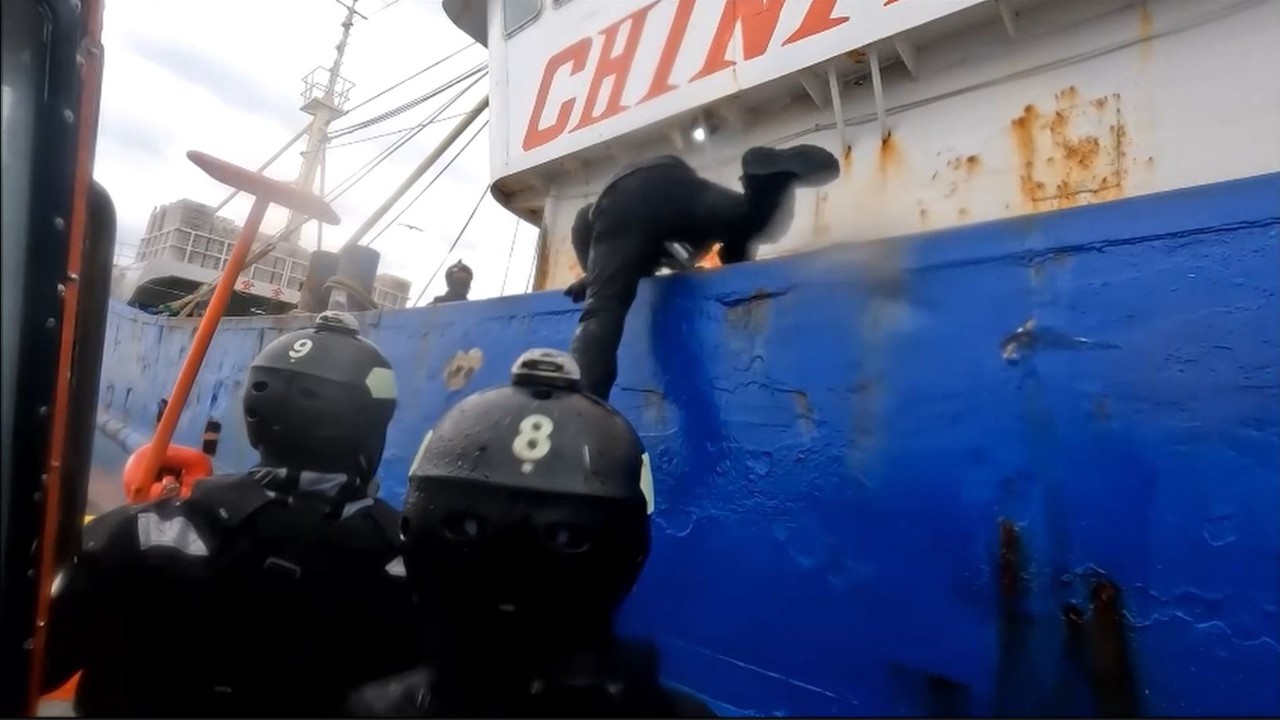 해경 불법조업 어선 승선 캡처