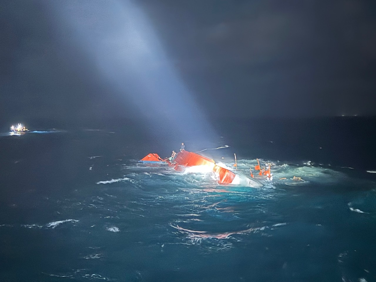 서귀포시 표선면 남서방 약12km 해상에서 전복된 2066재성호 모습.