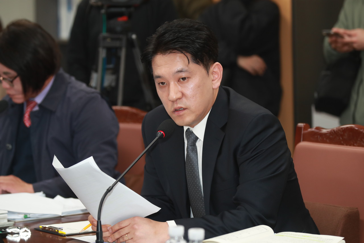 지난 19일 제주특별자치도의회 제435회 임시회 농수축경제위원회 제1차 회의에서 한권 의원이 질의하고 있다.