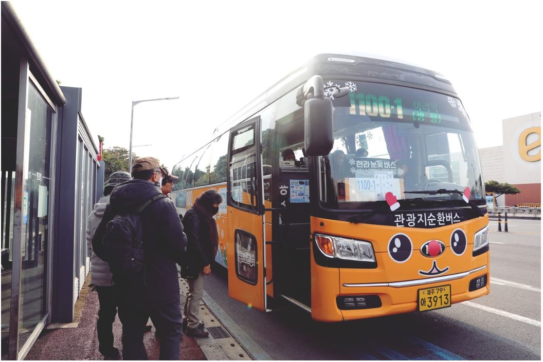 지난 1월 25일부터 서귀포지역 주민과 관광객 편의를 위해 서귀포등기소에서 출발하는 1100-1번 버스 모습.