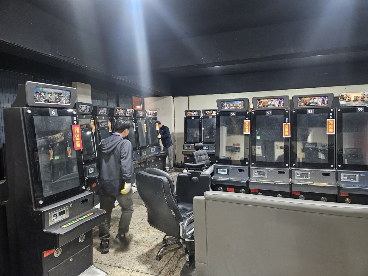 경찰에 압수되는 게임기 모습.