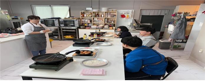 서귀포시장애인가족지원센터가 운영한 '나혼자 밥 차린다' 프로그램 모습.