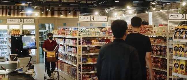  영외마트에서 물건 구매를 하려는 사람들 (국군복지단 자료)