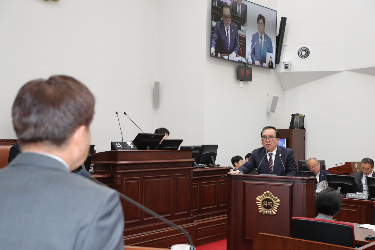 제주특별자치도의회가 지난 7일 제437회 임시회 2차 본회의를 연 가운데 이정엽 도의원이 오영훈 제주도지사를 상대로 도정질문을 진행했다.