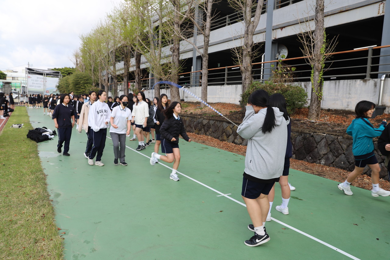 지난 14일 서귀중앙여자중학교 운동장에서 2학년 학생들이 '서귀포신문사와 함께하는 중학교 학급별 줄넘기대회'를 대비한 교내 연습을 하고 있다.