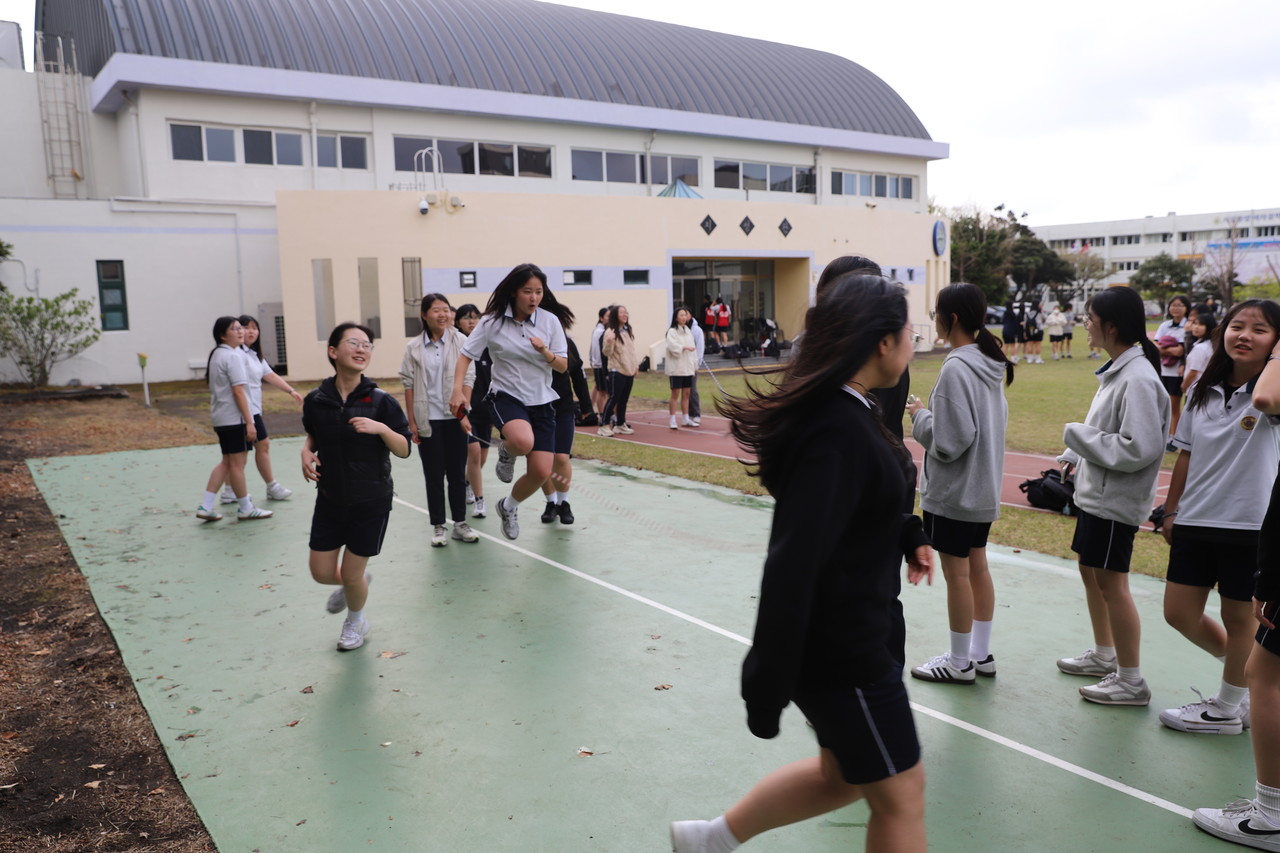 지난 14일 서귀중앙여자중학교 운동장에서 2학년 학생들이 '서귀포신문사와 함께하는 중학교 학급별 줄넘기대회'를 대비한 교내 연습을 하고 있다.