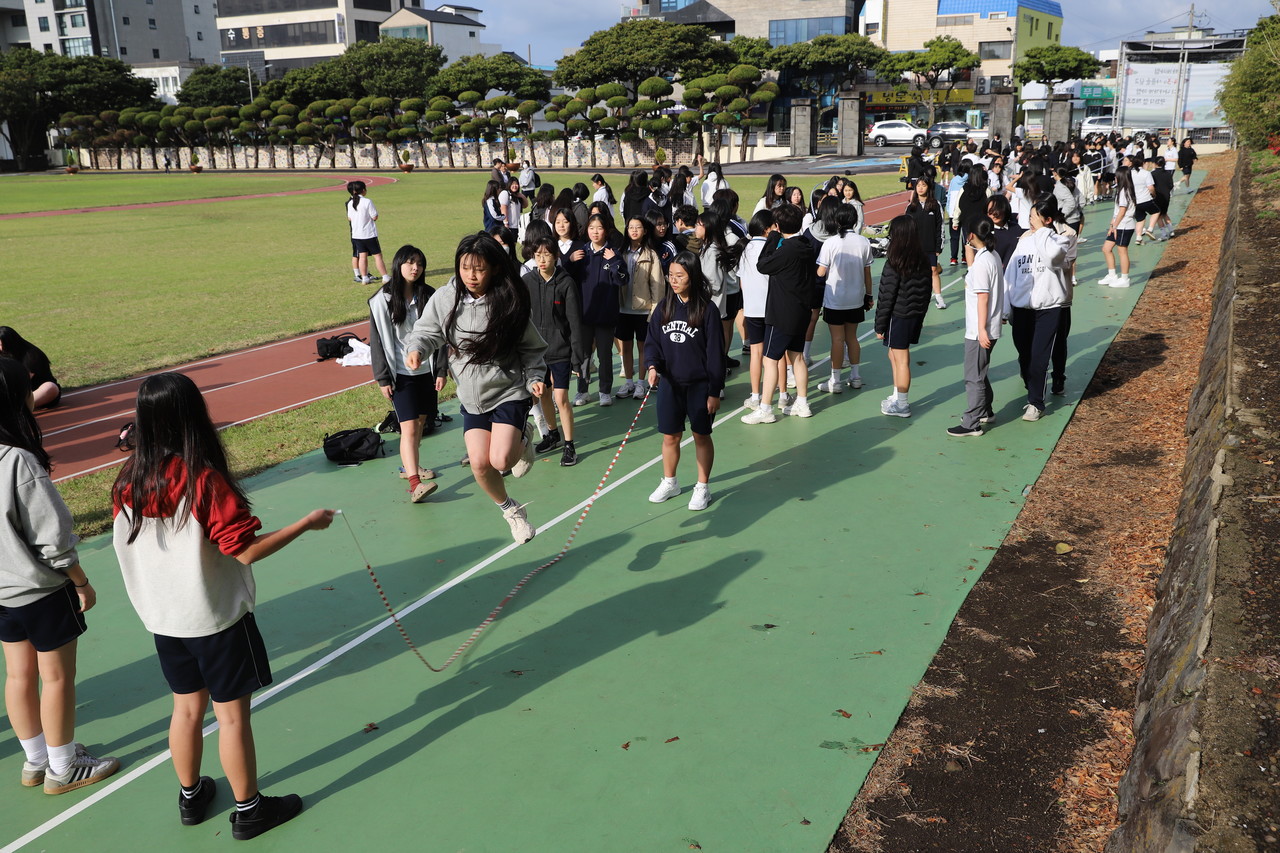 지난 14일 서귀중앙여자중학교 운동장에서 2학년 학생들이 '서귀포신문사와 함께하는 중학교 학급별 줄넘기대회'를 대비한 교내 연습을 하고 있다.