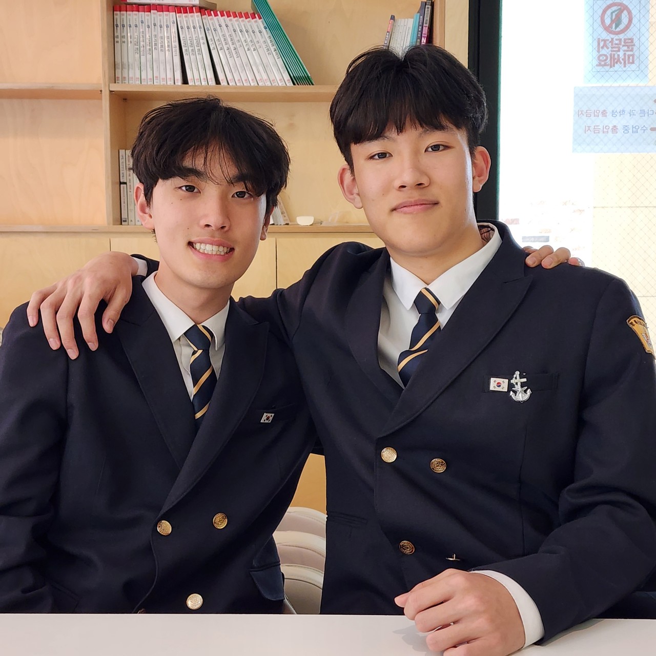 서귀포산과고 군 특성화부 대표를 맡은 3학년 김건호군(사진 오른쪽)과 3학년 김태완군 모습.