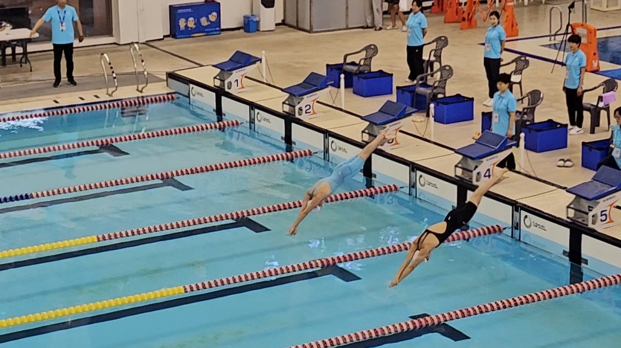 제59회 제주특별자치도민체육대회에서 중문중학교 박민서 선수(하늘색)가 출발을 하고 있다.