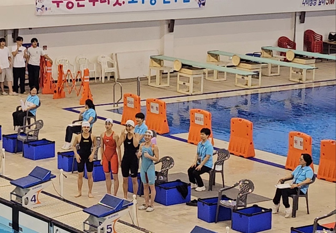 제59회 제주특별자치도민체육대회에서 수영 15세이하 전문선수부 여 혼계영(400m)에 출전한 중문중학교 나원영‧박민서‧조유진‧허태연 선수 모습.