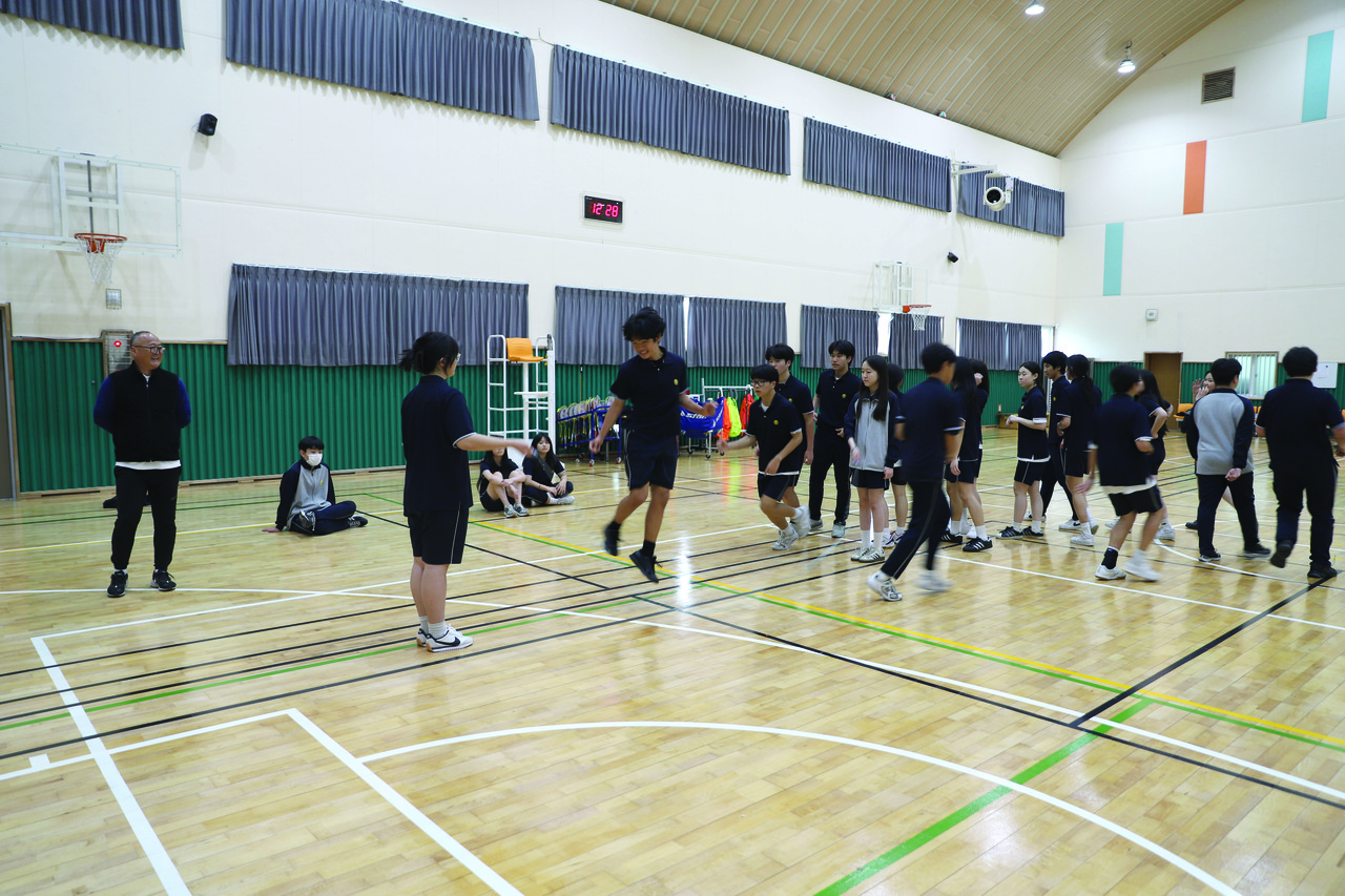 지난 23일 남원중학교 체육관에서 3학년 학생들이 '서귀포신문사와 함께하는 중학교 학급별 줄넘기대회' 대비 연습을 하고 있다.