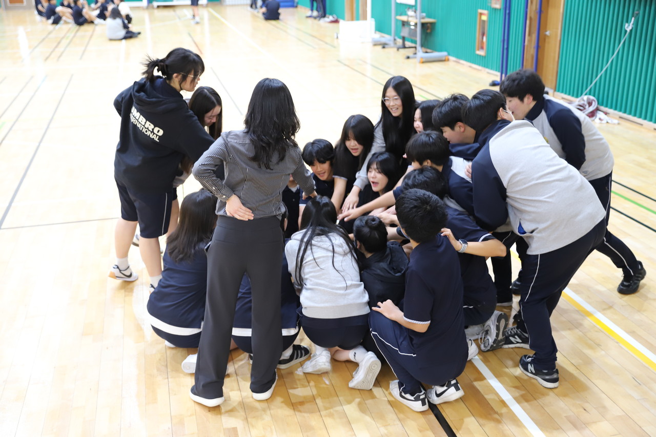 지난 23일 남원중학교 체육관에서 3학년 학생들이 '서귀포신문사와 함께하는 중학교 학급별 줄넘기대회' 대비 연습을 하면서 한데 모여 파이팅을 외치고 있다.