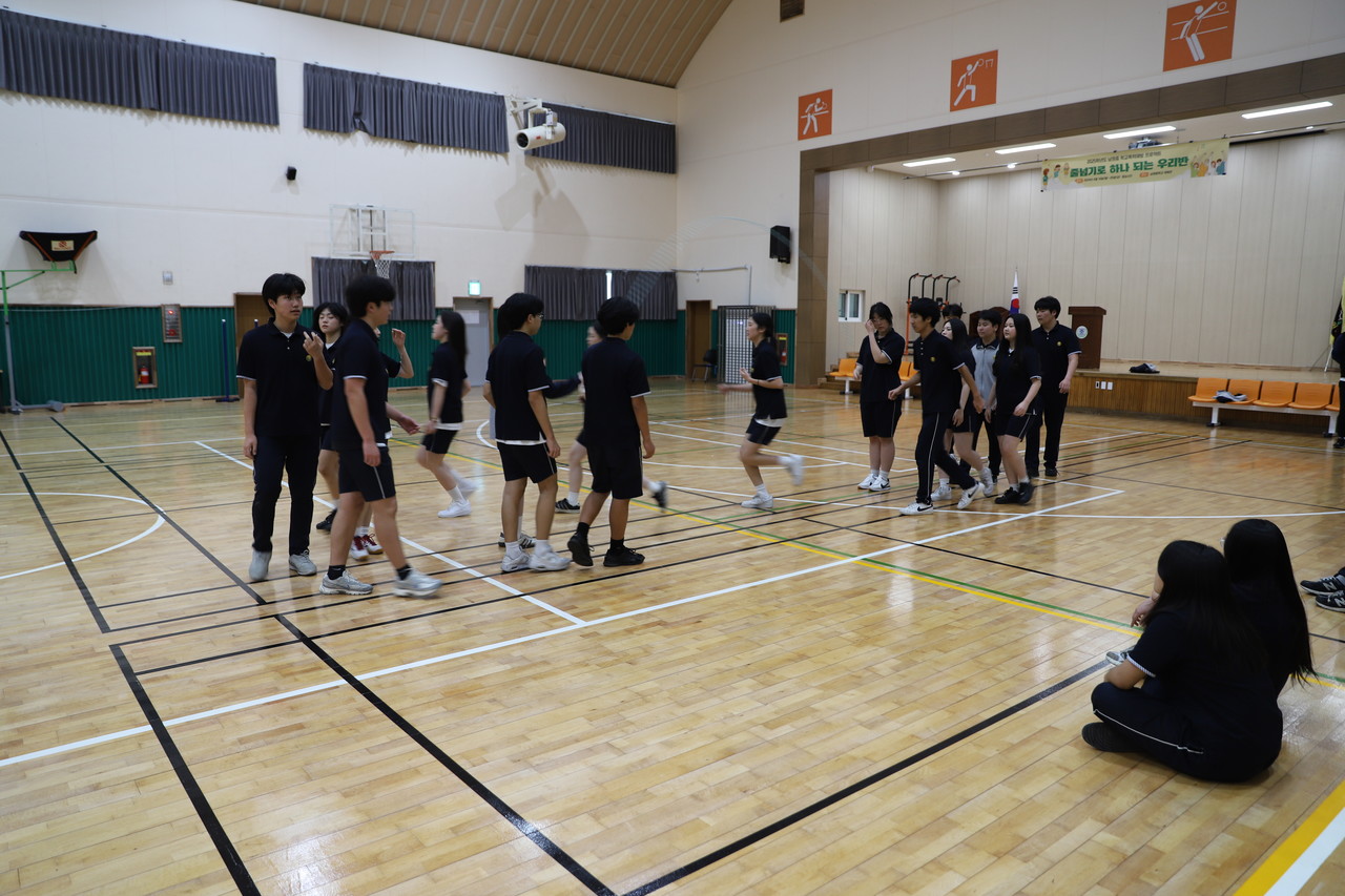 지난 23일 남원중학교 체육관에서 3학년 학생들이 '서귀포신문사와 함께하는 중학교 학급별 줄넘기대회' 대비 연습을 하고 있다.
