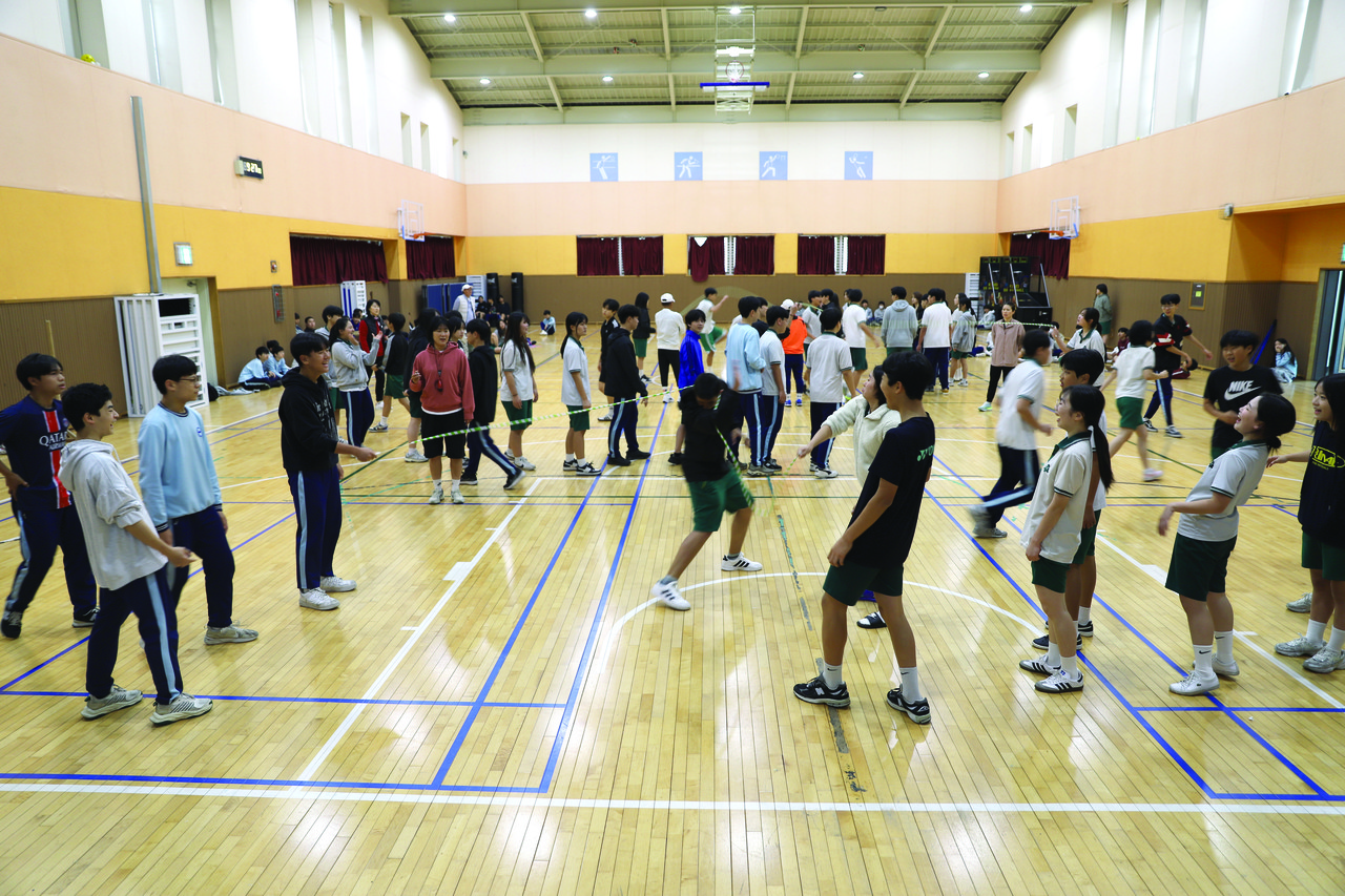 지난달 25일 표선중학교 체육관에서 3학년 학생들이 '서귀포신문사와 함께하는 중학교 학급별 줄넘기대회' 대비 연습을 하면서 웃고 있다.