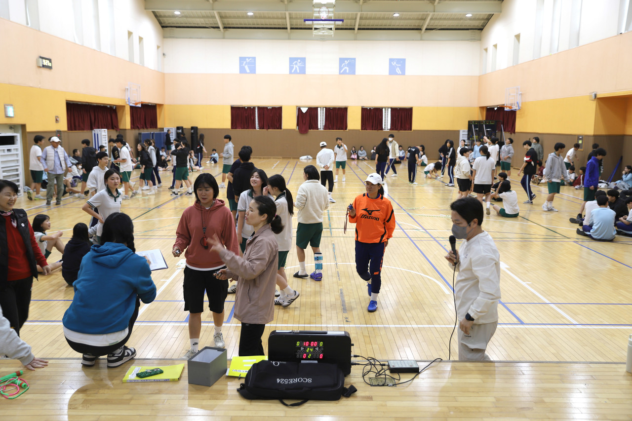 지난달 25일 표선중학교 체육관에서 3학년 학생들이 '서귀포신문사와 함께하는 중학교 학급별 줄넘기대회' 대비 연습을 하는 가운데 학급별 기록을 전달하고 있다.