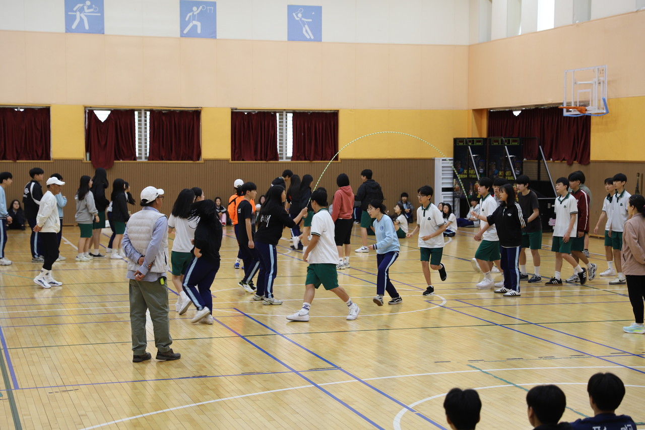 지난달 25일 표선중학교 체육관에서 3학년 학생들이 '서귀포신문사와 함께하는 중학교 학급별 줄넘기대회' 대비 연습을 하면서 웃고 있다.