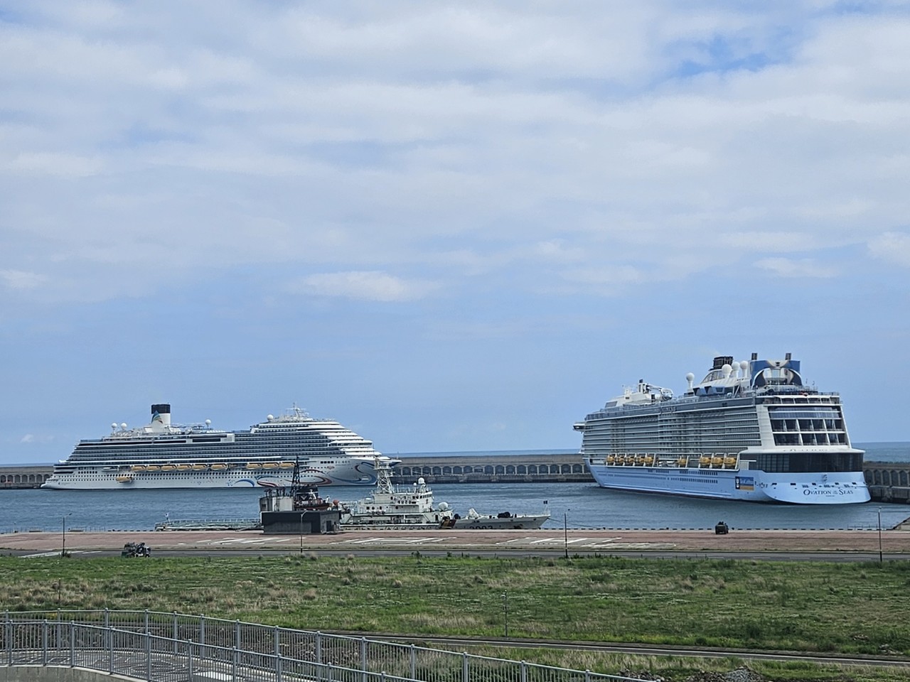 서귀포시 강정항에서 대형 크루즈선 2척이 입항한 모습.