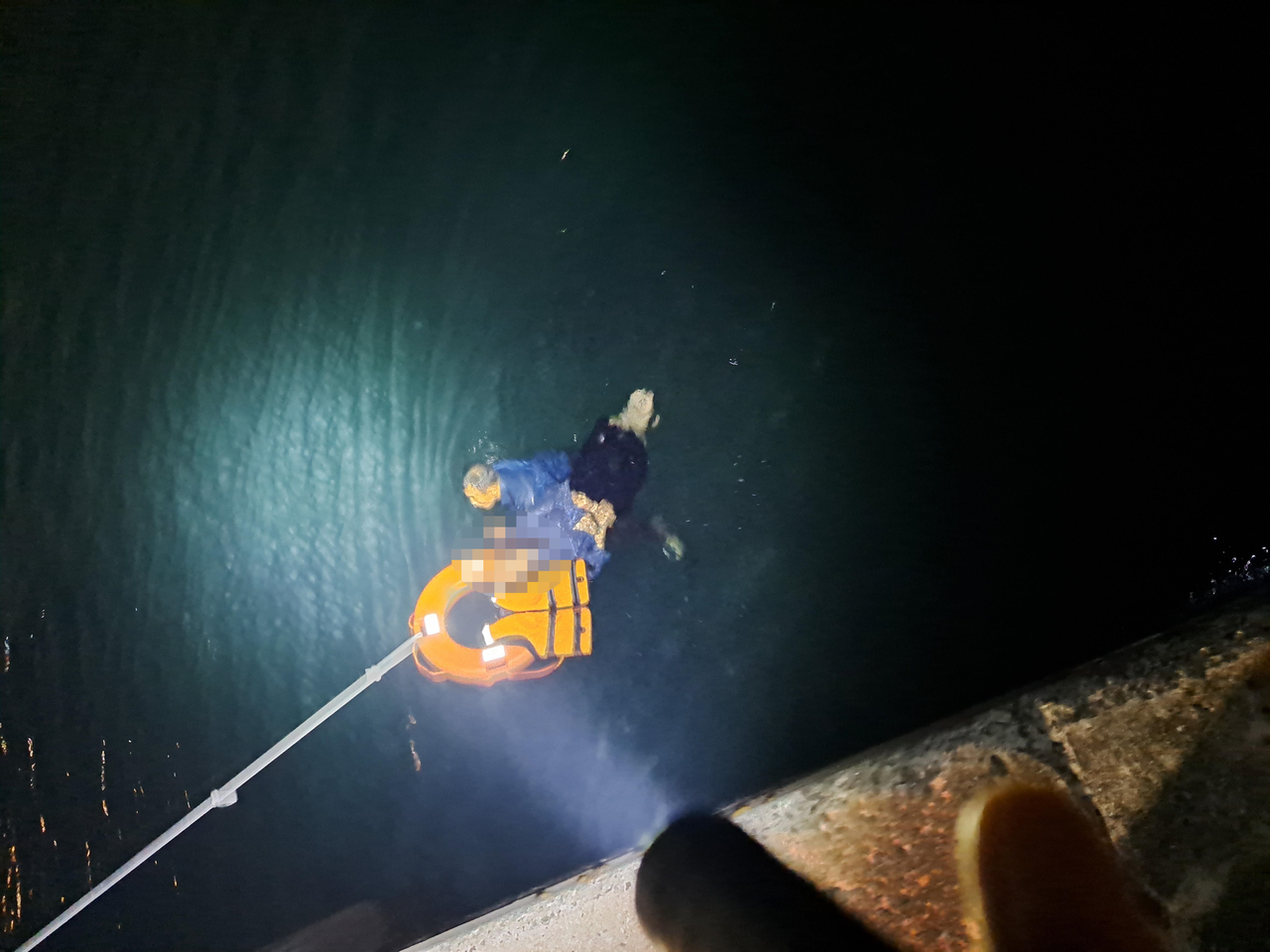 바다에 몸을 던진 50대 여성이 해군 UDT 출신 경찰의 신속한 구조로 목숨을 건졌다.