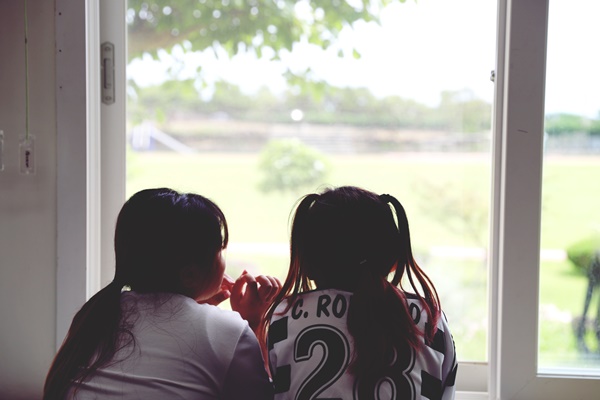 대정서초 학생이 창밖을 보며 대화를 나누고 있다