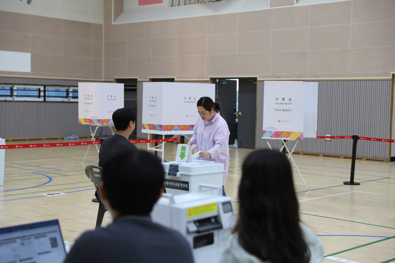 유권자가 정방동사전투표소인 서귀포중학교 아우름관(2층, 체육관)를 찾아 주권을 행사하고 있다. 윤주형 기자