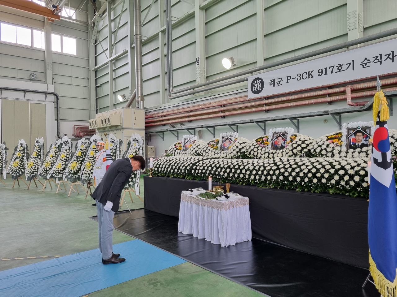 지난달 31일 오영훈 제주도지사가 제주시 용담2동 소재 615비행대대에 마련된 분향소를 찾아 조문을 했다.