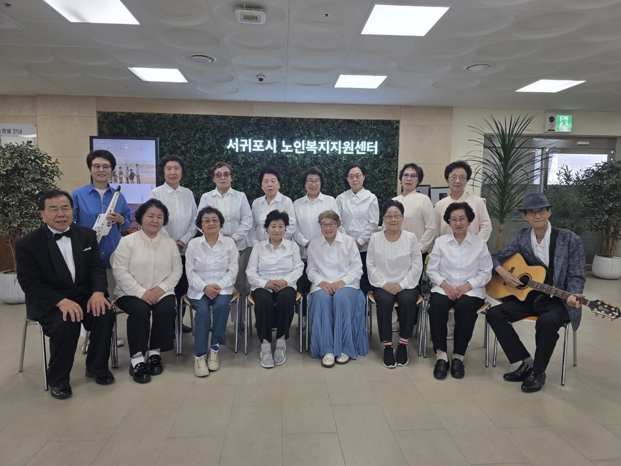 서귀포시 홀로 사는 노인지원센터 ‘동행합창단’은 서귀포 지역 홀로 사는 어르신이 활동하고 있다.  동행합창단은 하나의 문화활동을 넘어, 서귀포시의 고령자 돌봄의 새로운 모델로 자리 잡고 있다는 평가를 받고 있다. 