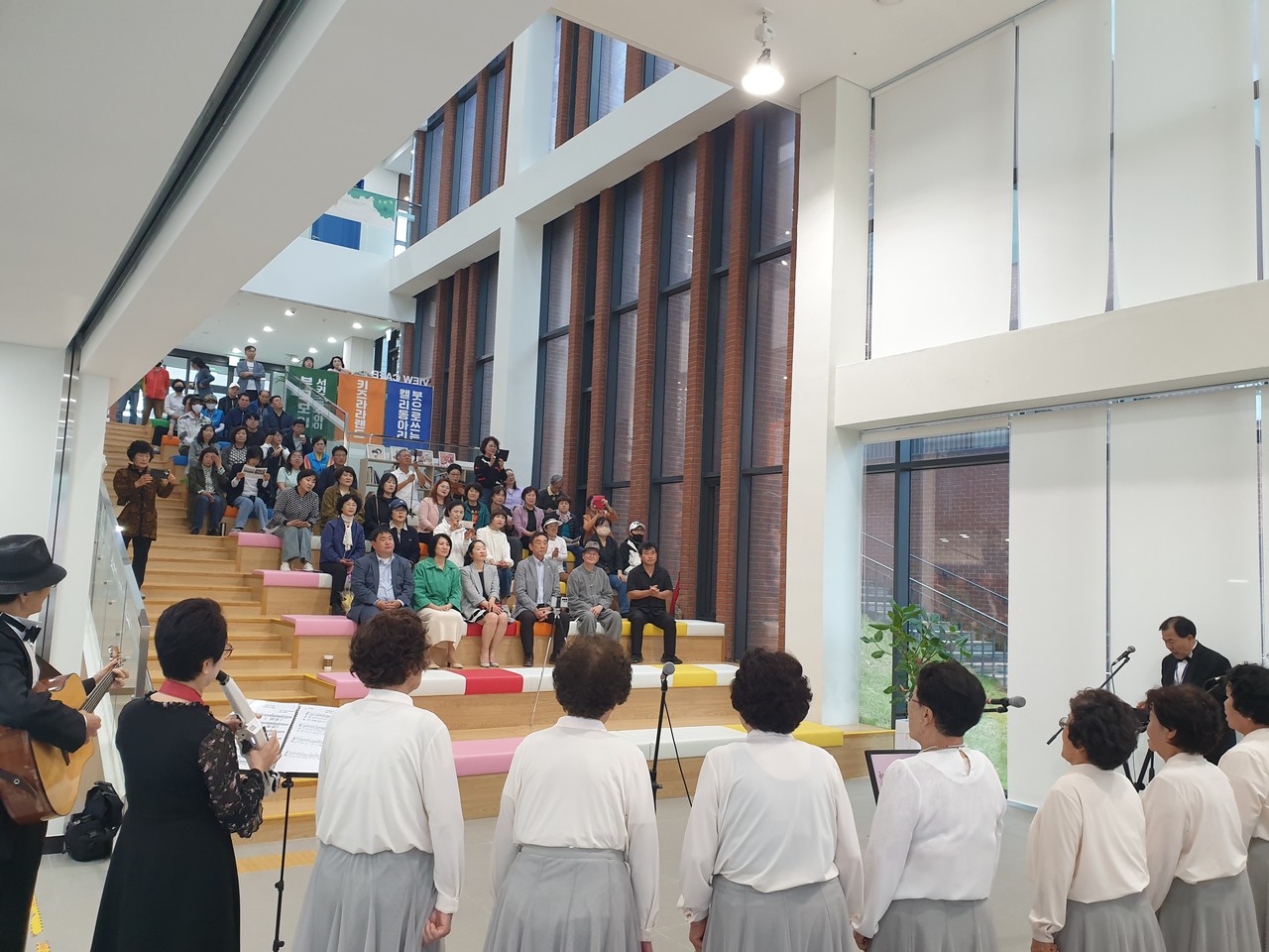 서귀포시 홀로 사는 노인 지원센터는 사회안전망을 구축해 어르신 고독사를 예방하고, 맞춤형 사례관리를 통한 문제를 해결하고 있다. 이외에도 동행합창단 등 어르신의 여가와 문화 활동도 지원하고 있다. 사진은 서귀포시 홀로 사는 노인지원센터가 지원하는 동행합창단 활동 모습.