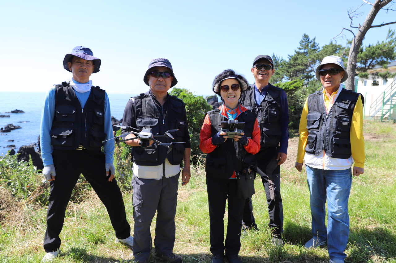 60대 이상의 노인들로 구성된 ‘서귀포 시니어 드론순찰대’ 3조(팀장 강민호) 모습.