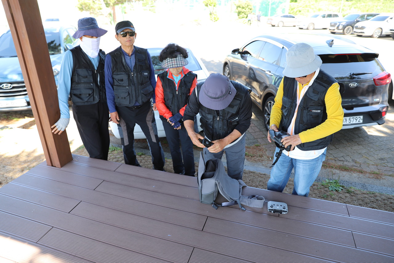 60대 이상의 노인들로 구성된 ‘서귀포 시니어 드론순찰대’ 3조(팀장 강민호)가 드론 장비를 설치하고 있다.